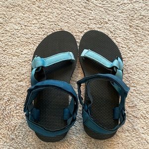 New Teva size 7 blue ombré universal sandals